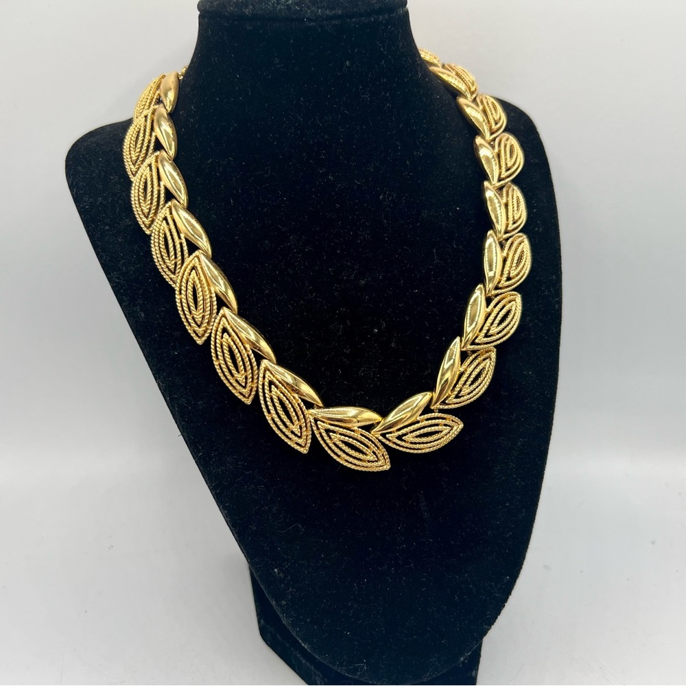 Vintage gold tone leafy cutout collar necklace choker 14” - 17” 1980s - Picture 6 of 8